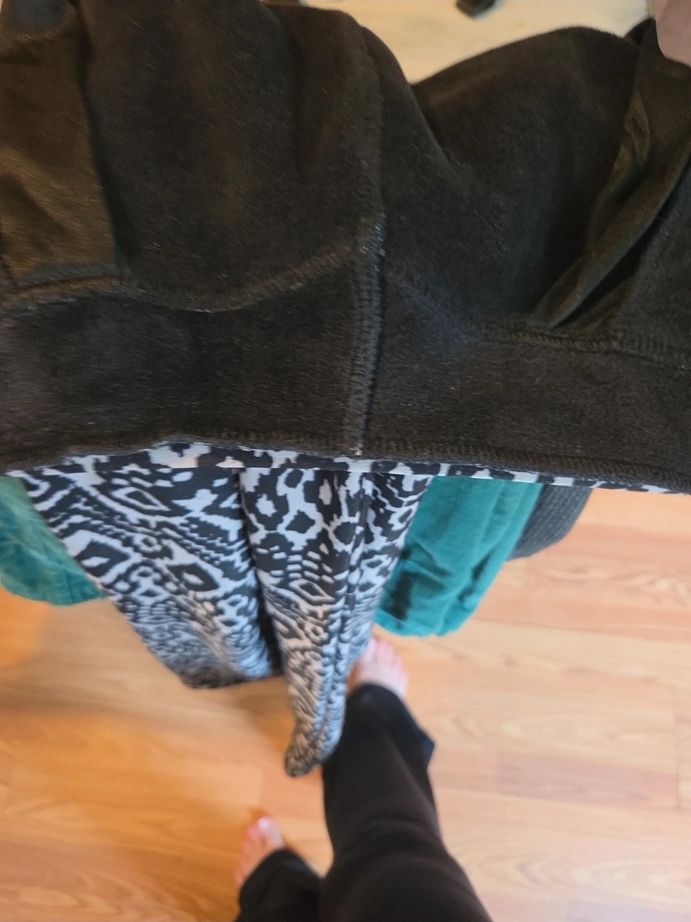Black & White Geometric Leggings with Gold Zipper Accents - Picture 6 of 6